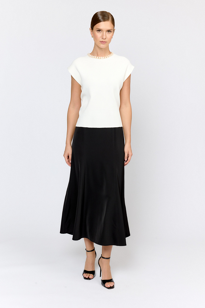 Элегантный топ  с круглой горловиной, декорированной тесьмой. Со спущенным плечом, без рукавов. Свободного силуэта. Изысканная модель из премиального  трикотажа плотной вязки в  молочном цвете. Сбалансированная комбинация вискозы и полиамида  создает комфорт при носке. Материал хорошо держит форму  и не подвержен деформации.  Лаконичный топ с декоративной тесьмой  в молочном оттенке - утонченное решение для вечерних или деловых образов.