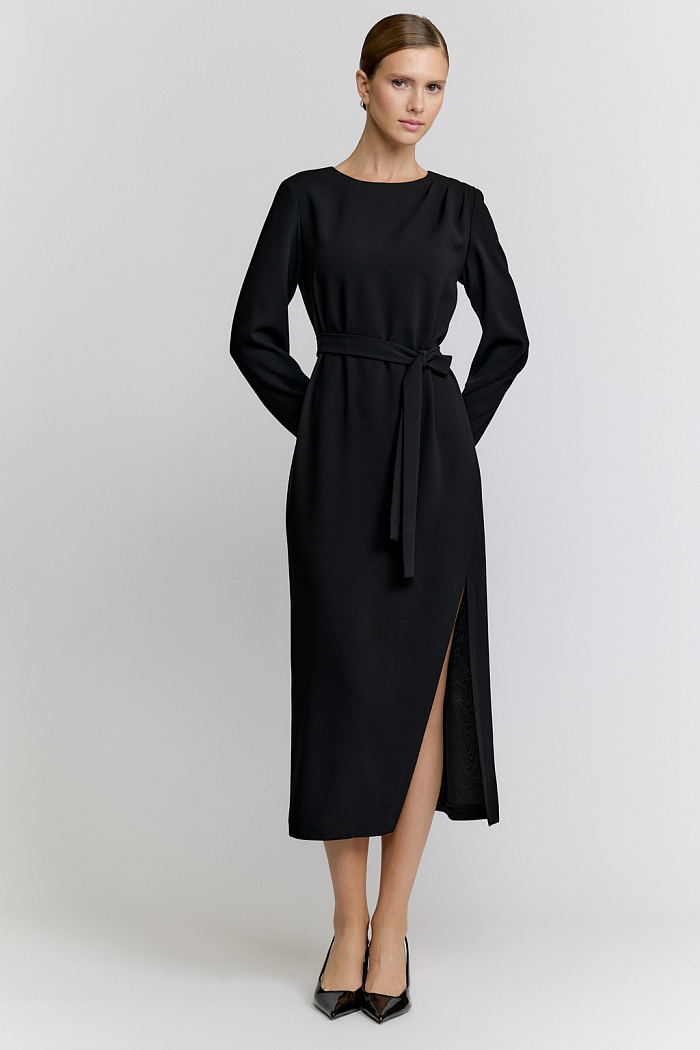 Прямое платье длиной миди с асимметричным вырезом по низу. В комплекте пояс из основной ткани.