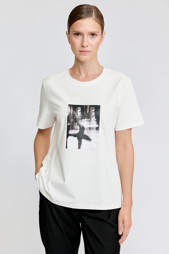 Футболка прямого силуэта с принтом по полочке.