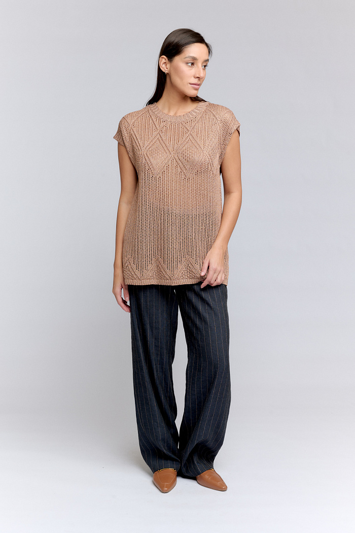 Джемпер без рукавов свободного кроя с круглым вырезом.