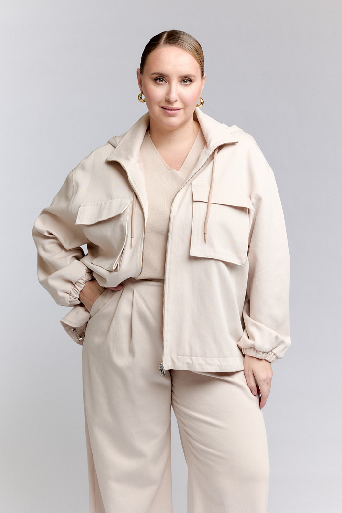 Куртка прямого силуэта с капюшоном. Застежка на молнию. Длина выше бедер.