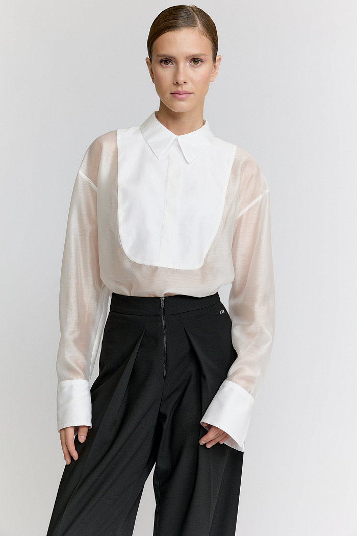Рубашка прямого силуэта с  отделочной фигурной деталью по полочке.
