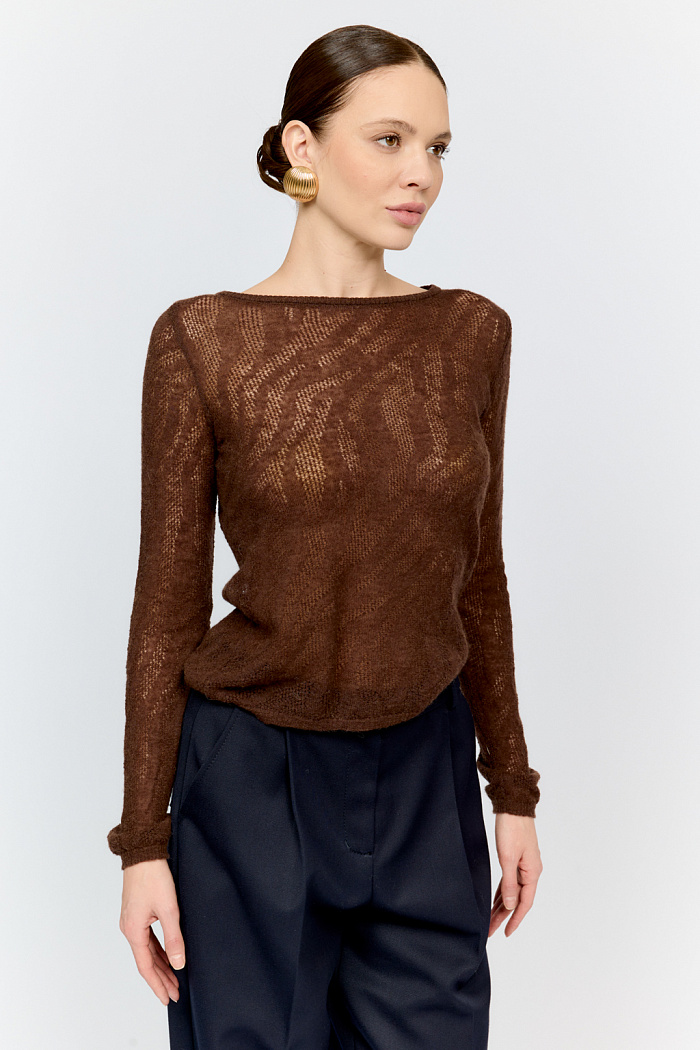 Трикотажный джемпер трендового шоколадного цвета прилегающего силуэта из тонкой смесовой пряжи с шерстью альпаки. Особенность модели - ажурный анималистичный дизайн, который придает изделию модный градус и позволяет создавать множество образов на базе джемпера.