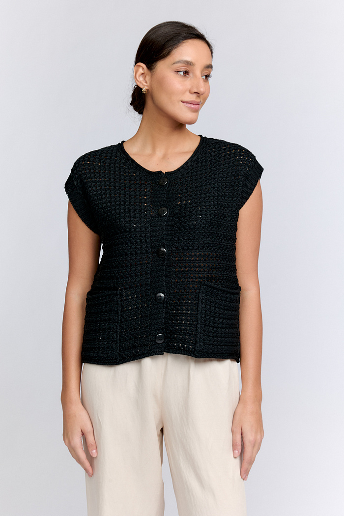 Жилет фактурной вязки с застежкой на пуговицах и накладными карманами.