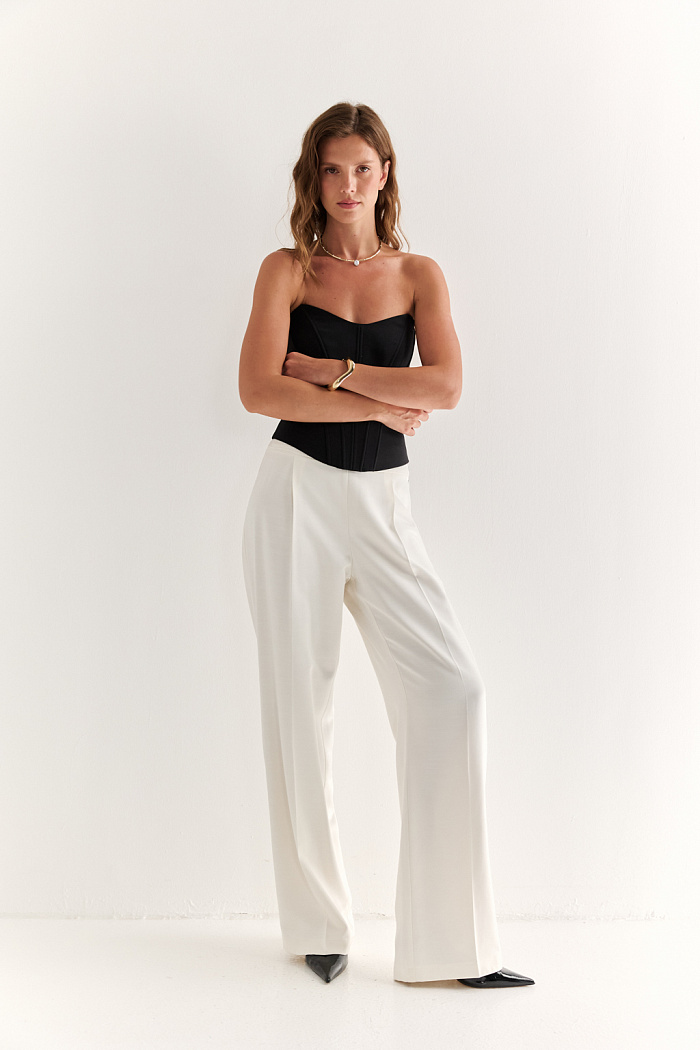 Брюки с боковой застёжкой: чистая линия и безупречная посадка

Эти брюки — воплощение утончённого минимализма. Высокая посадка подчёркивает талию, а скрытая боковая застёжка на молнию и пуговицы сохраняет идеальную гладкость передней линии, визуально вытягивая силуэт.

Прямой крой и плотная, хорошо держащая форму ткань создают стройный и элегантный образ. Широкий пояс анатомической формы обеспечивает комфортную посадку и подчёркивает женственность.

Идеальны в комплекте с жакетом или шелковой блузой, а также легко адаптируются под повседневный образ с базовой рубашкой или топом.
Брюки, которые подчеркивают вкус без лишних слов.