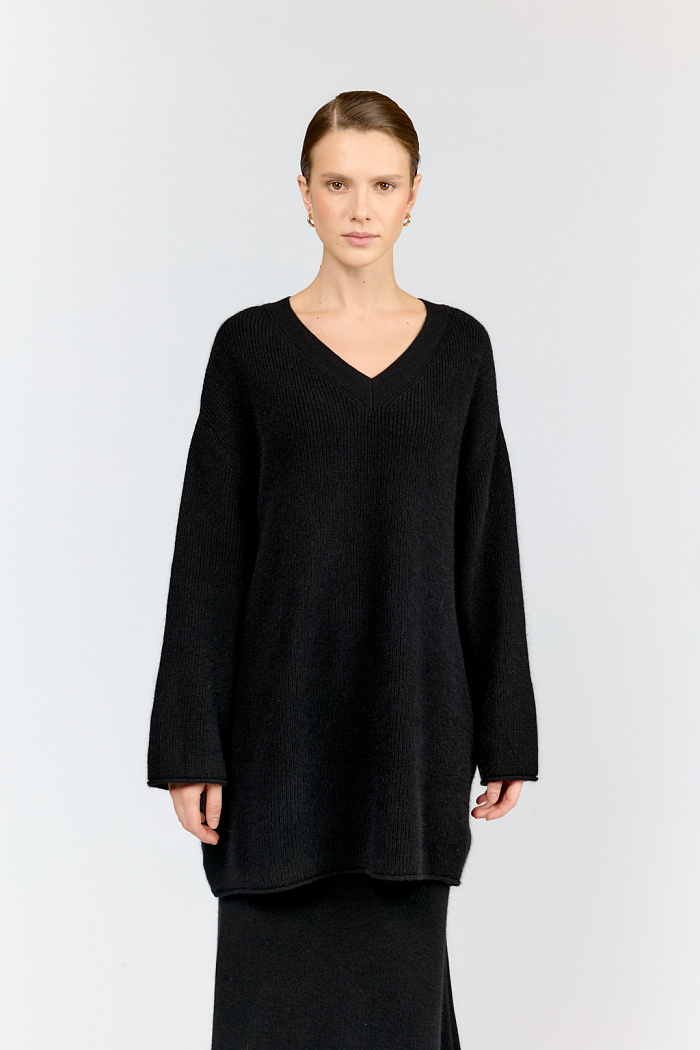 Удлиненный джемпер оверсайз силуэта с V-образным вырезом горловины