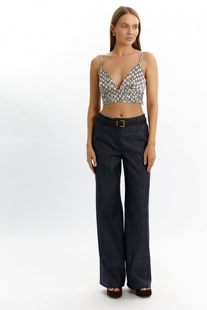 Брюки из денима с декоративной контрастной строчкой.