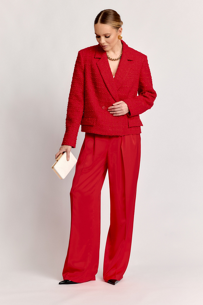 Брюки на поясе свободного силуэта с двуми защипами.