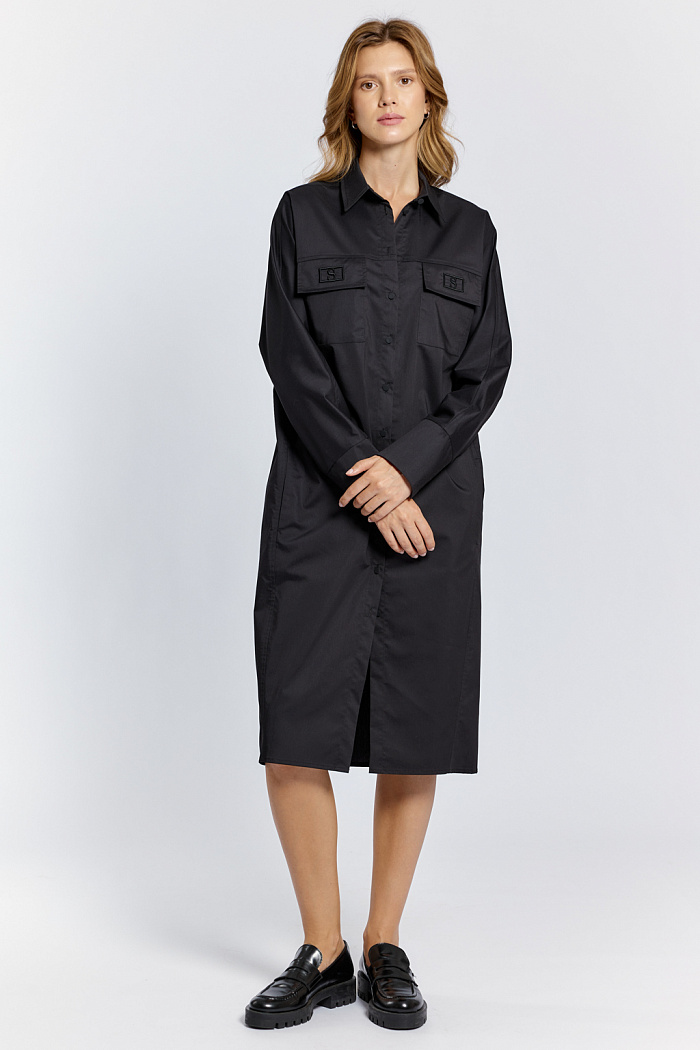 Платье прямого силуэта с накладными карманами по груди и декоративной вышивкой.