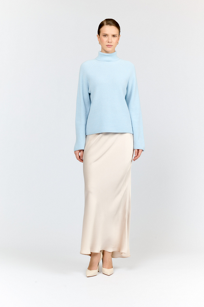 Джемпер оверсайз силуэта с высокой горловиной и широкими рукавами реглан