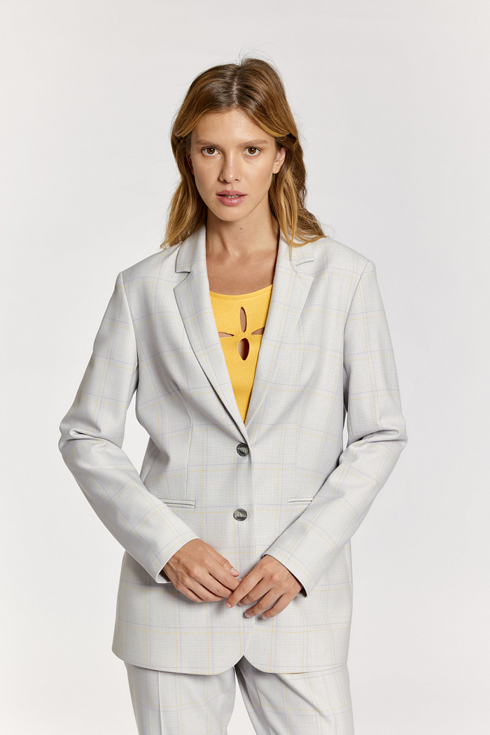 Жакет полуприлегающего силуэта с английским воротников и застежкой на две пуговицы. Длина до середины бедер.