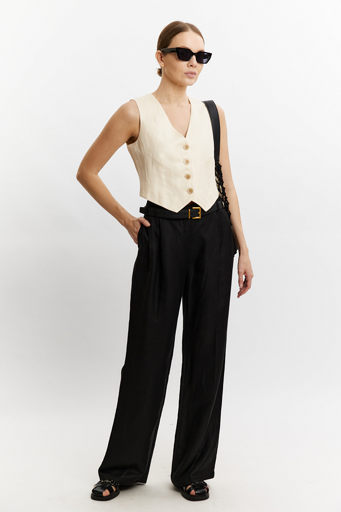 Жилет укороченный приталенный без лацкана. Застежка на трех пуговицах.