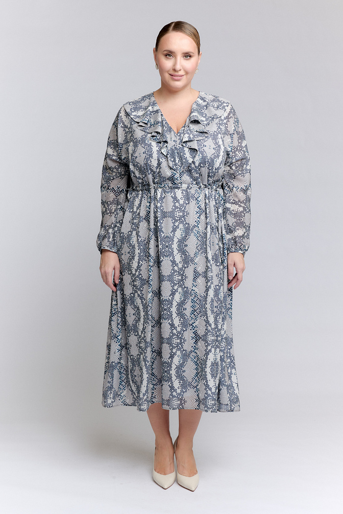 Платье с отрезной юбкой длиной миди. Вырез V-образный с кокелье.