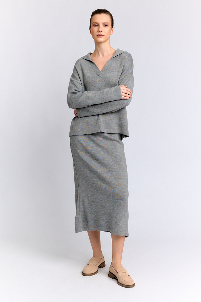 Юбка зауженная книзу с разрезом.