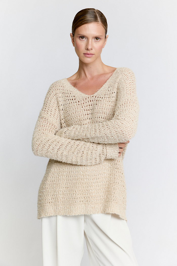 Джемпер оверсайз силуэта с V-образным вырезом горловины.