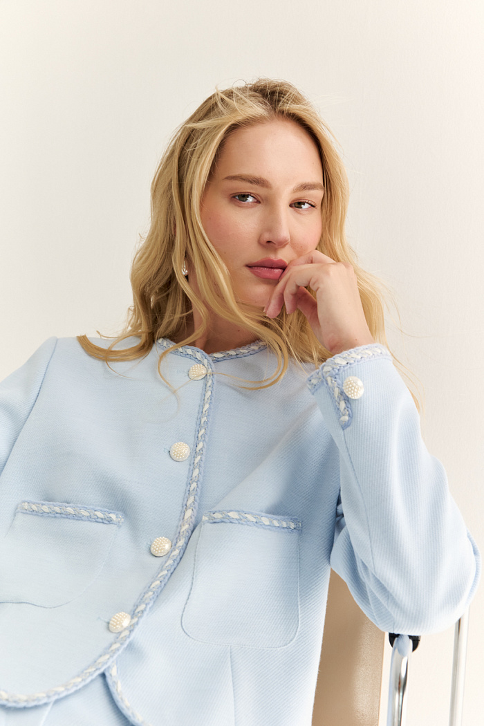 Жакет в стиле Chanel: вечная классика с характером. Икона женственности в новом прочтении — жакет в стиле Chanel с характерными элементами: округлым вырезом, выразительной декоративной тесьмой и крупными акцентными пуговицами. Прямой укороченный силуэт подчёркивает линию талии и делает модель идеальной как для офисного образа, так и для изысканного вечера. Накладные карманы добавляют практичности и шарма, а отделка по борту и рукавам формирует изящную рамку силуэта. Носите с юбкой, джинсами или брюками — он добавит статусности в любой комплект. Легендарный силуэт. Современное звучание.