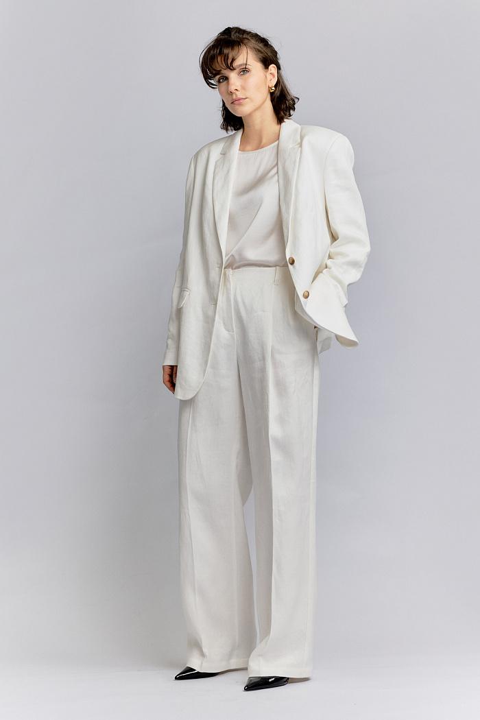 Жакет оверсайз свободного прямого кроя на двух пуговицах. Английский воротник. Длина до середины бедра.