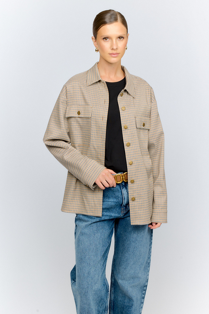 Рубашка свободного кроя с накладными карманами и застежкой на металлические пуговицы-болты из клетчатой костюмной ткани идеальна как для многослойных образов с футболками и водолазками, так и в качестве самостоятельной единицы.