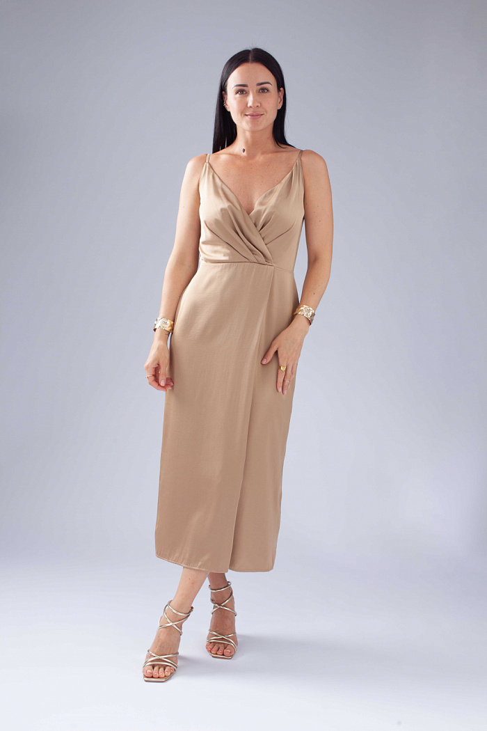 Платье на бретелях  ассиметричного кроя с запахом на юбке.