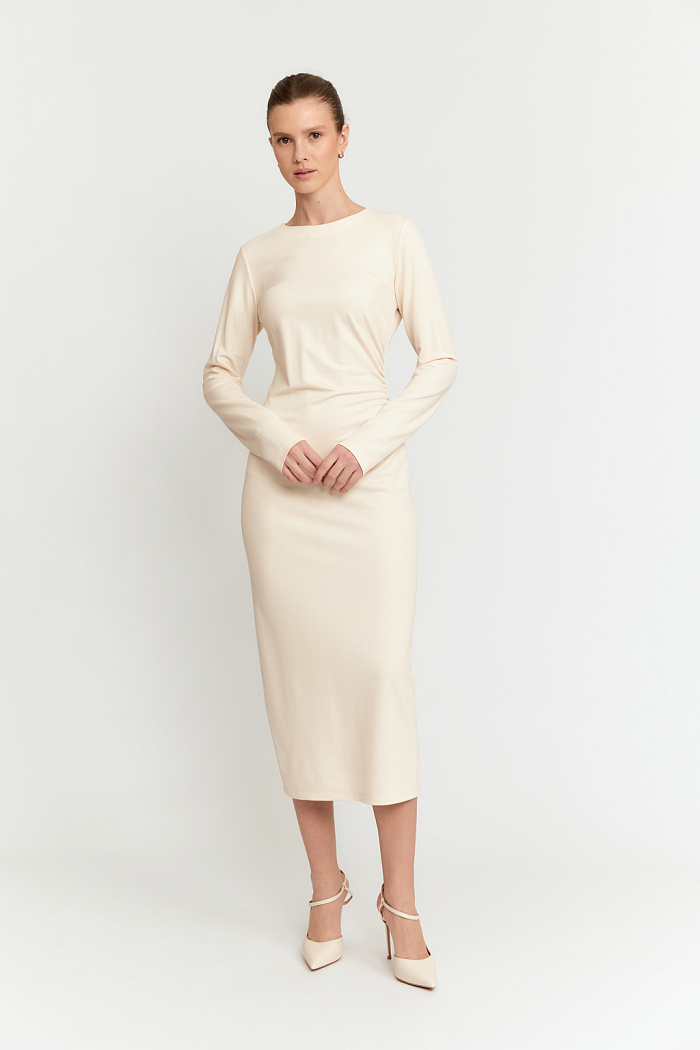 Платье длиной миди прилегающего силуэта со сборкой по боковому шву.