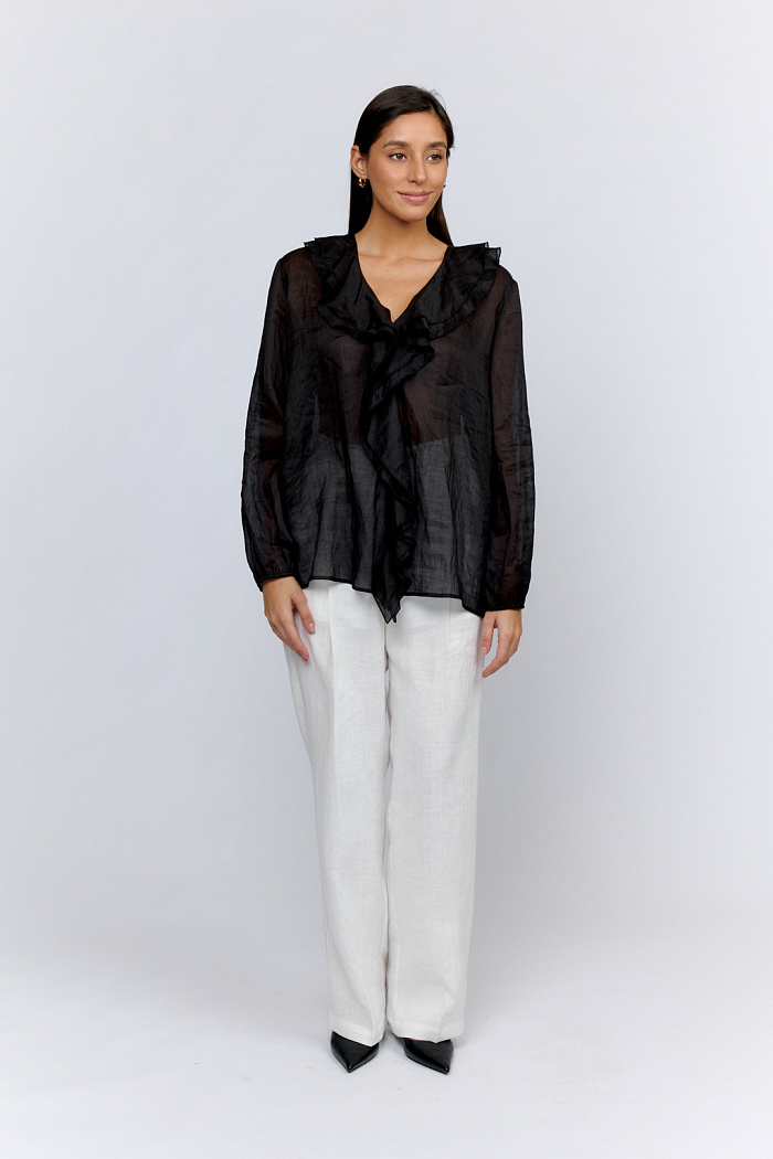 Блуза с V-образным вырезом и рюшей по горловине и линии застежки. Рукав длинный на резинке по низу.