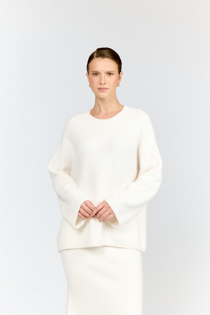 Джемпер оверсайз силуэта длиной выше бедер