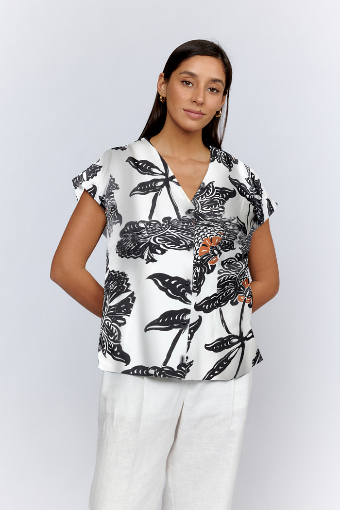 Блуза со спущенными плечами. V-образный вырез горловины. Застежка на пуговицах.