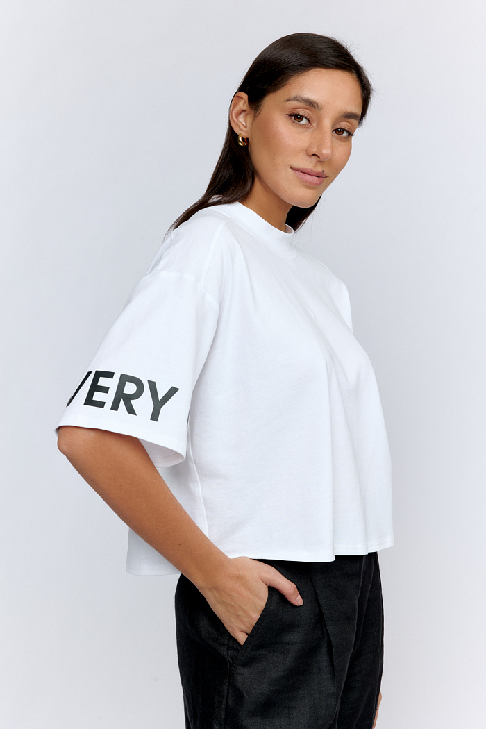 Футболка укороченная с воротником стойка. Рукав спущенный короткий. Принт "Very U".