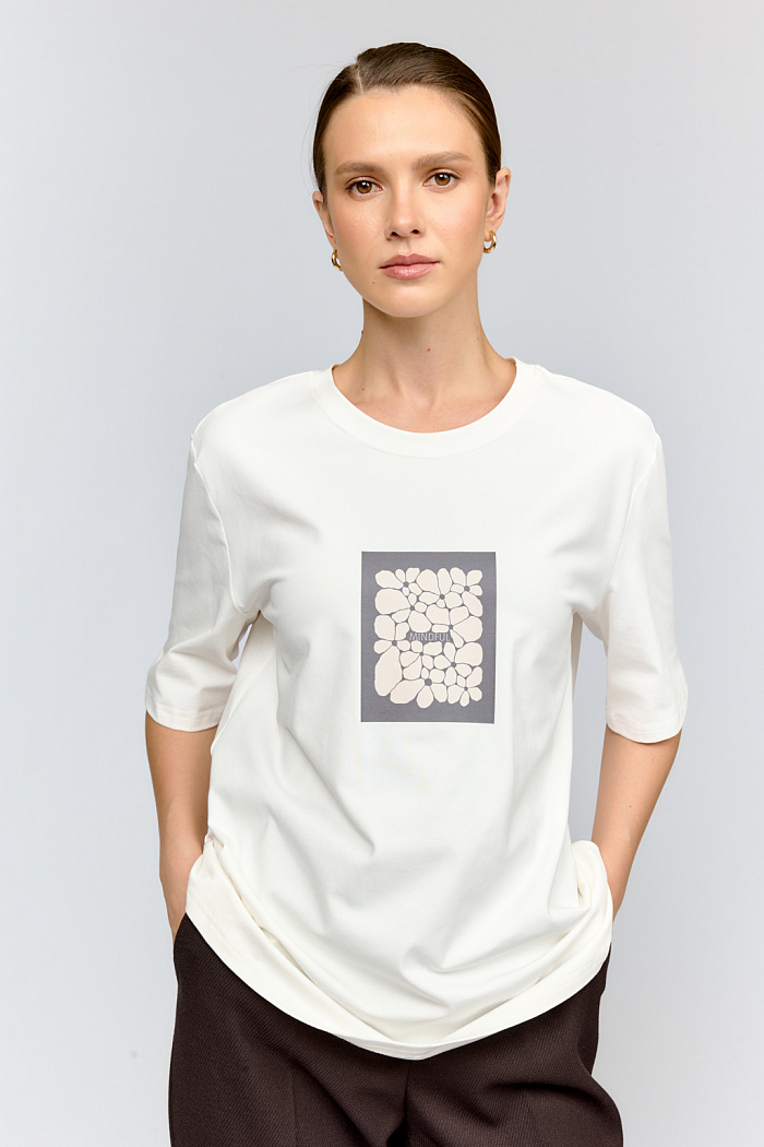 Стильная модель прямого кроя с вдохновляющим принтом Mindful на молочном фоне. Удлинённые рукава со спущенным плечом обеспечивают комфорт и свободу движений. Хлопковый трикотаж обеспечит идеальную посадку и приятные тактильные ощущения.