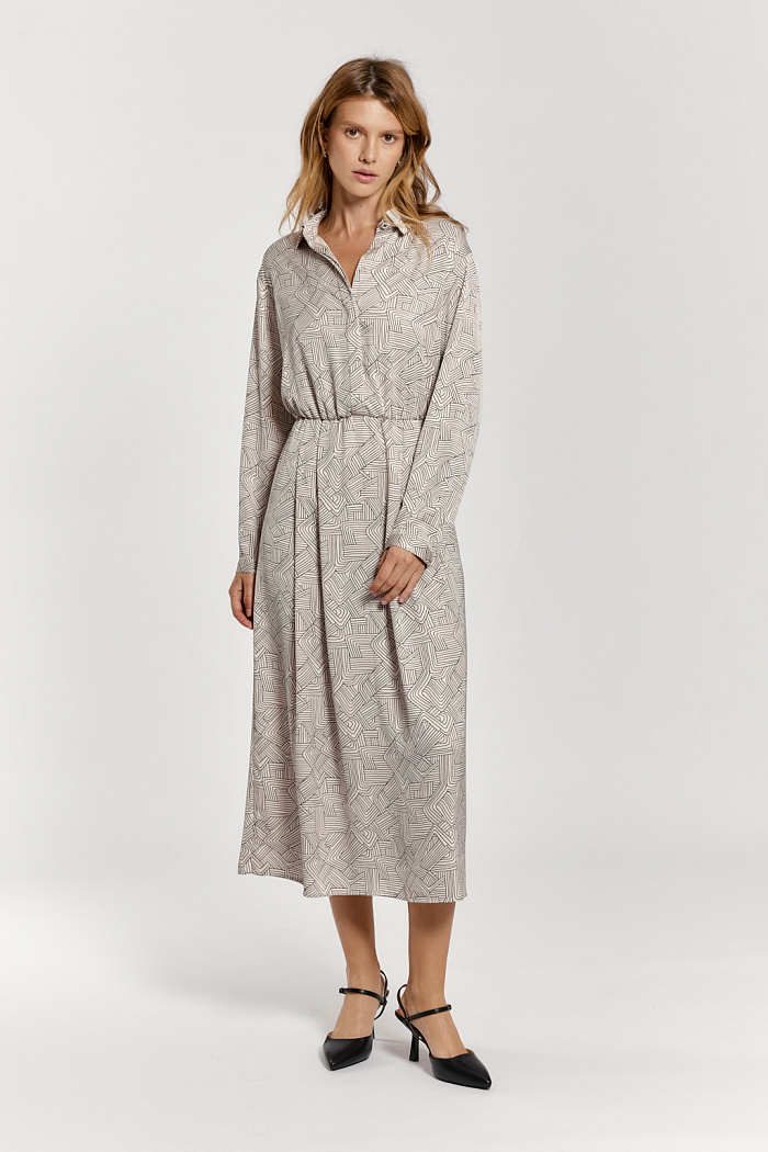 Платье с отрезной юбкой длиной миди. Воротник рубашечный. Рукава стандартной длины.