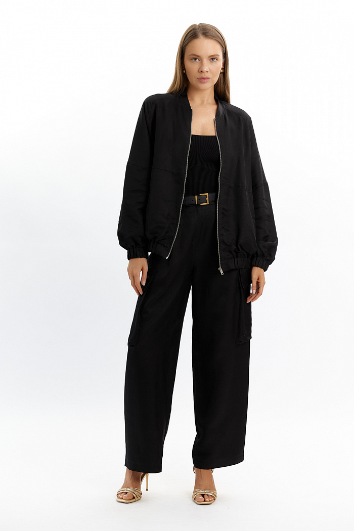 Бомбер оверсайз с резинкой по низу и рукавах. Застежка на молнии. Вышивка на спике.