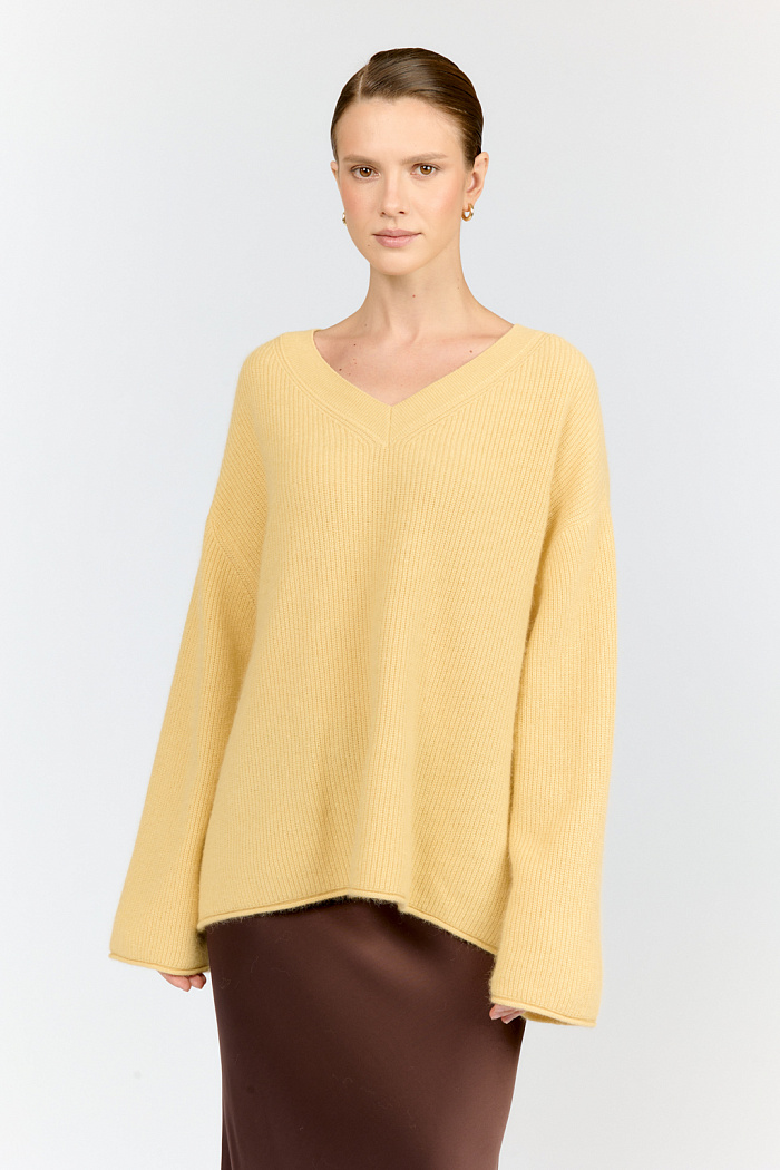 Джемпер с V-образным вырезом горловины длиной выше бедер