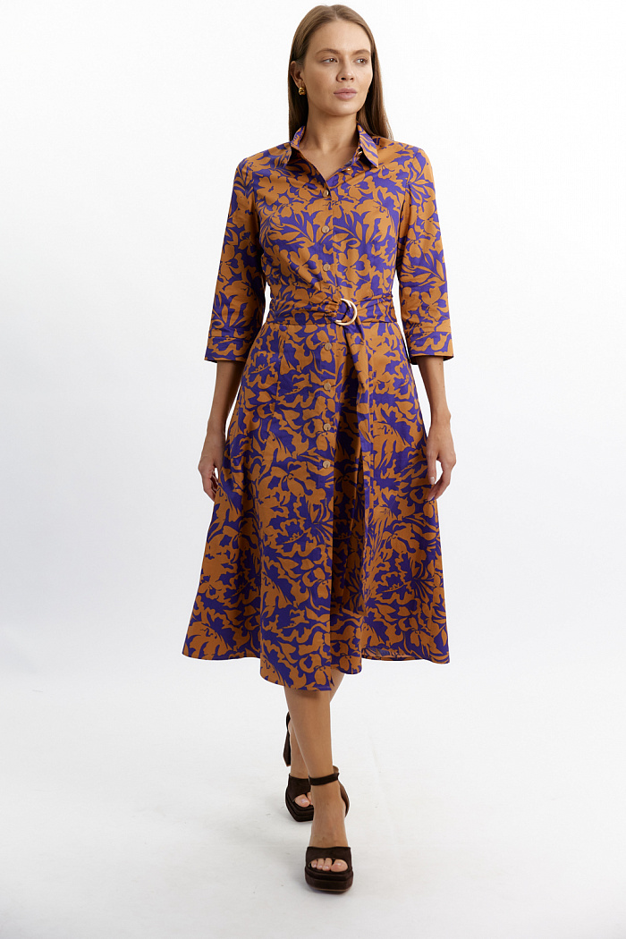 Платье-рубашка с длинным рукавом и с поясои из основной ткани. Длина миди, чуть расклешенное к низу. Застежка на пуговицах.