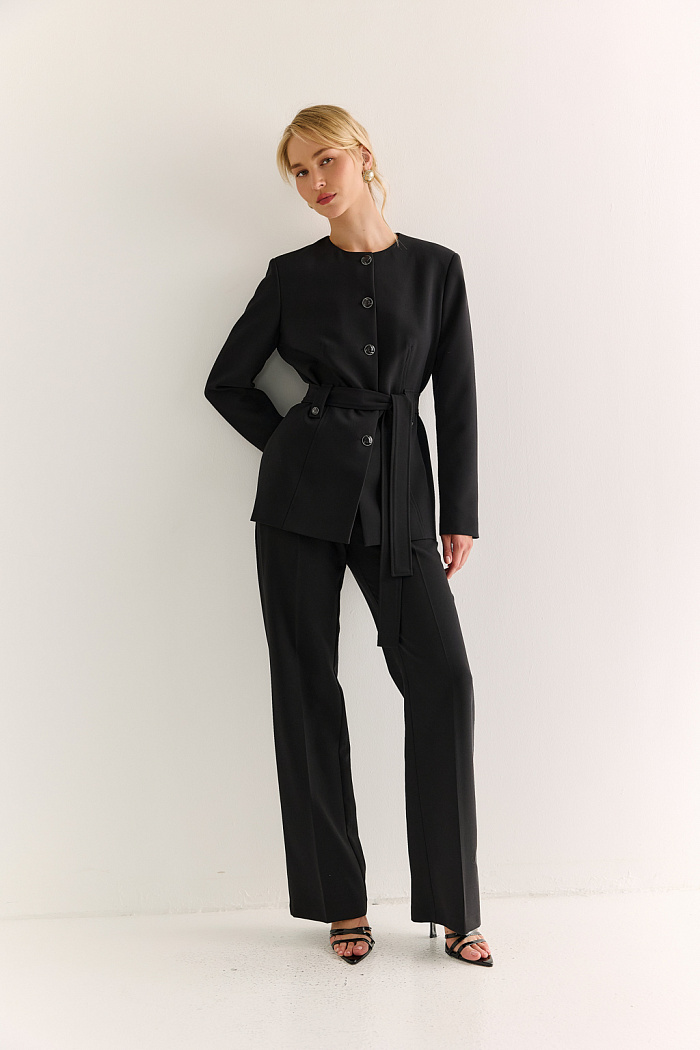 Жакет с круглым вырезом: лаконичная форма, элегантная подача. Этот жакет — воплощение утончённой сдержанности. Круглый вырез придаёт модели мягкость и графичность, а прямой силуэт и выверенные пропорции делают её универсальной основой гардероба. Благодаря отсутствию лацканов образ выглядит свежо и современно, а акцент на линии талии — при помощи пояса или рельефов — подчёркивает фигуру. Идеален как в деловом комплекте с юбкой или брюками, так и в расслабленных стилизациях с джинсами или платьем. Современная классика для тех, кто выбирает чистоту линий и уверенность в деталях.