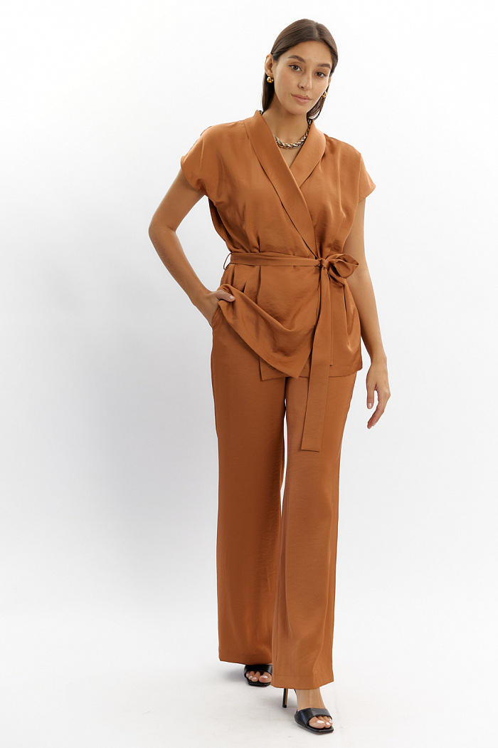 Брюки на резинке свободного кроя.