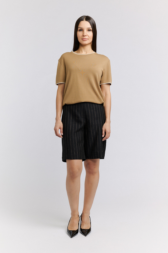 Шорты прямого кроя на поясе. Застежка на пуговицу и молнию. Карманы в боковых швах