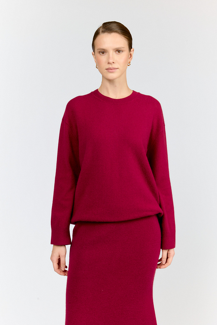 Джемпер прямого силуэта со спущенным плечом