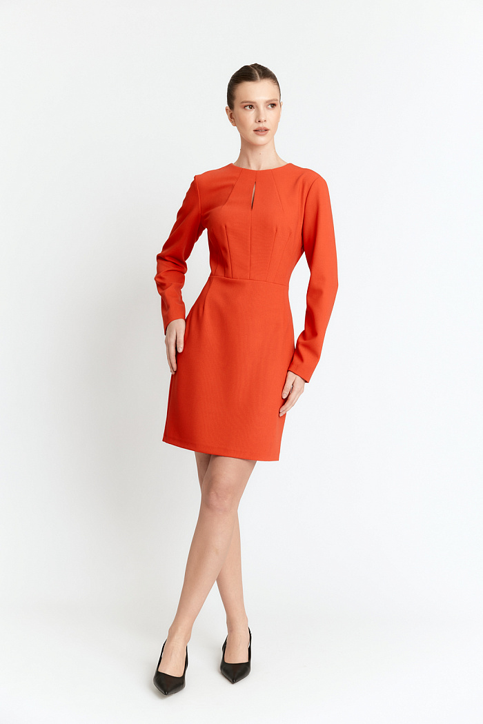 Платье длиной мини с декоративными рельефами и вытачками.