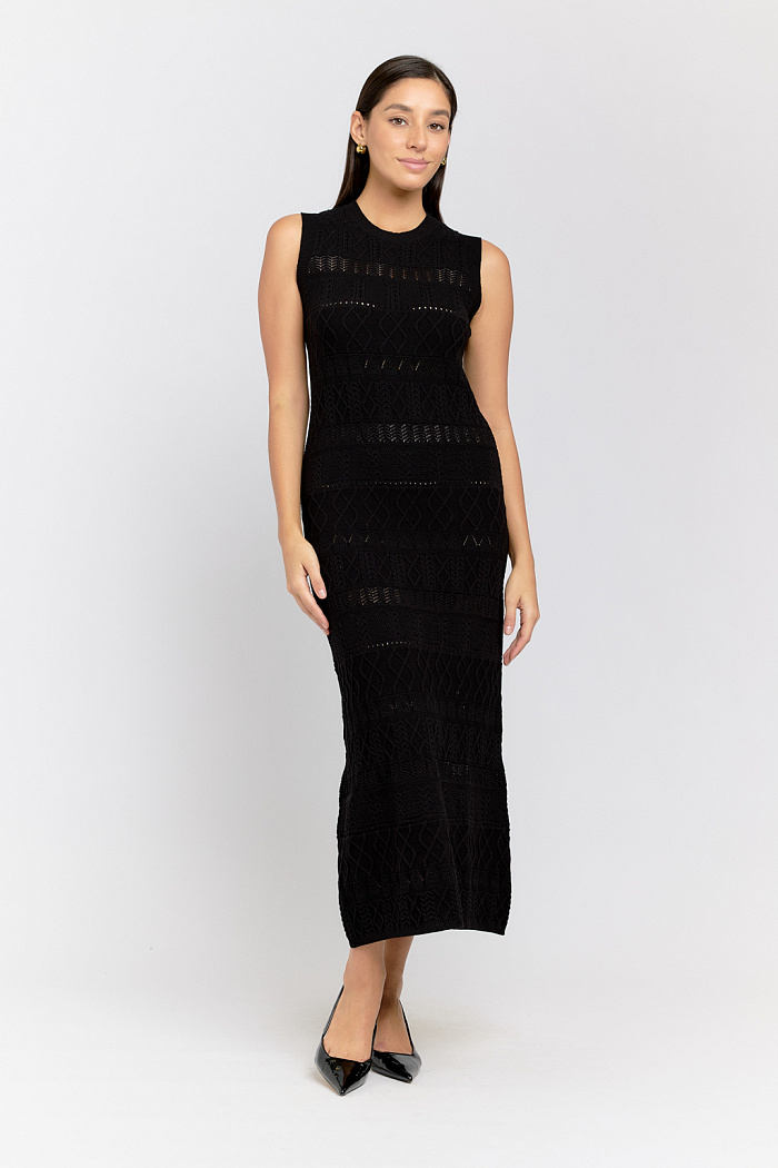 Платье вязаное силуэтное длины миди.