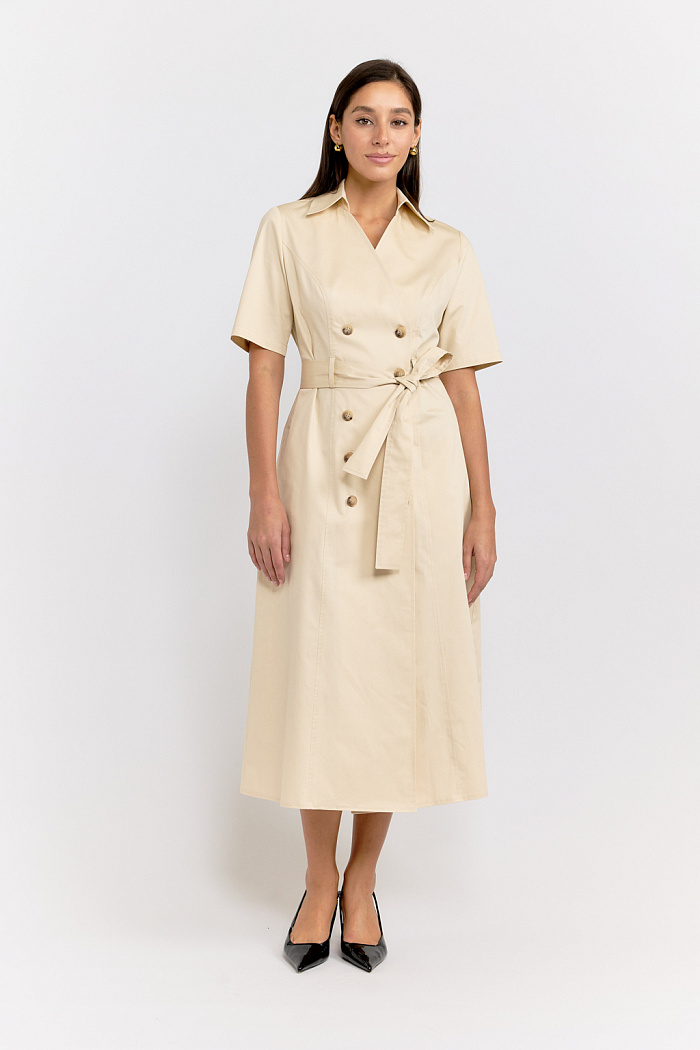 Платье двубортное с воротником без лацкана. Застежка на пуговицах и поясе. Рукав короткий.