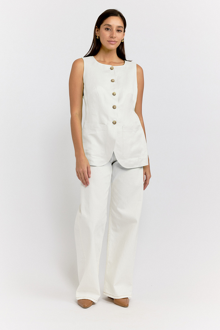 Брюки свободного кроя на поясе. Застежка на пуговицу и молнию.