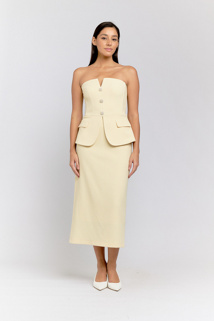 Топ корсетного кроя приталенного силуэта с отрезной баской и декоративными пуговицами создает элегантный комплект в сочетании с юбкой в той же ткани. Выполнен из эластичной костюмной ткани с фактурой «Шанель», на подкладе из вискозы.