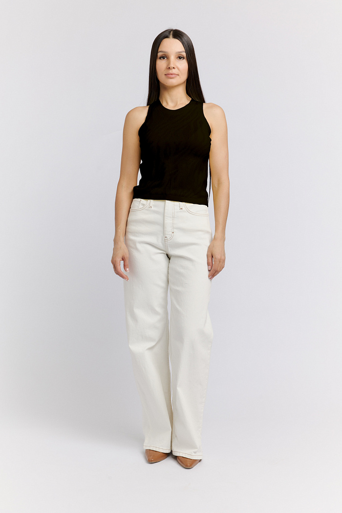 Майка вязаная прямого кроя с узором на полочке и спинке.