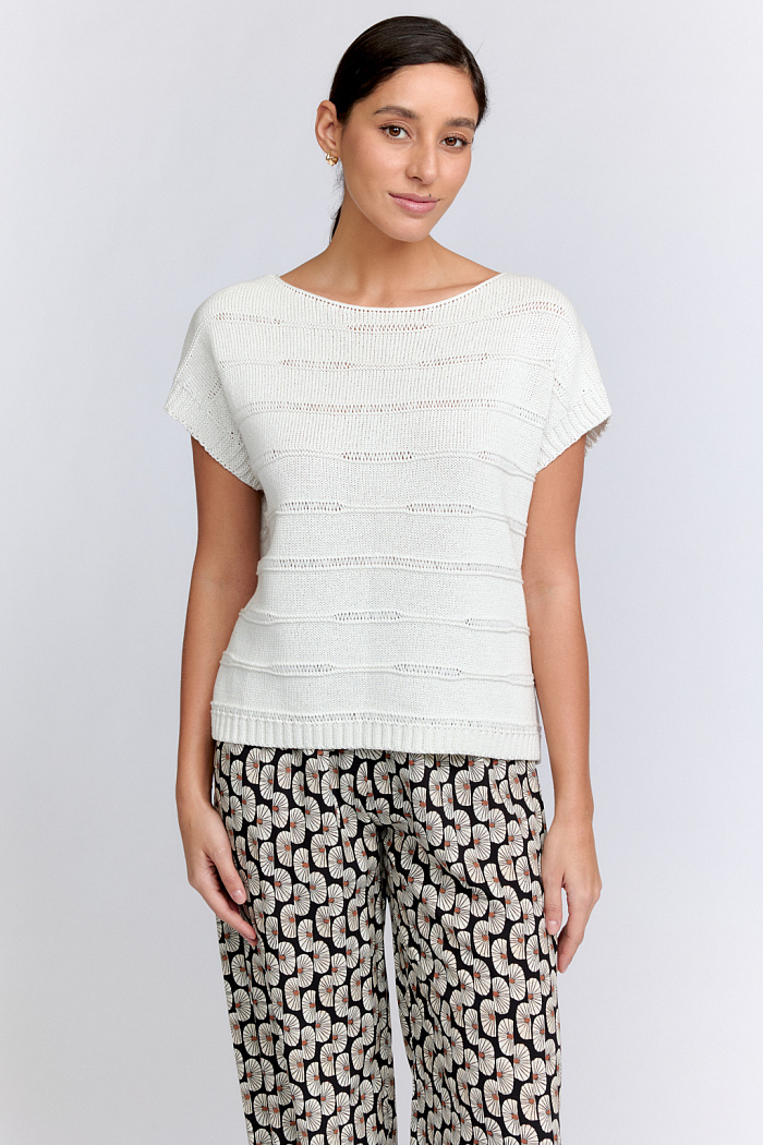 Джемпер без рукавов оверсайз прямого кроя.