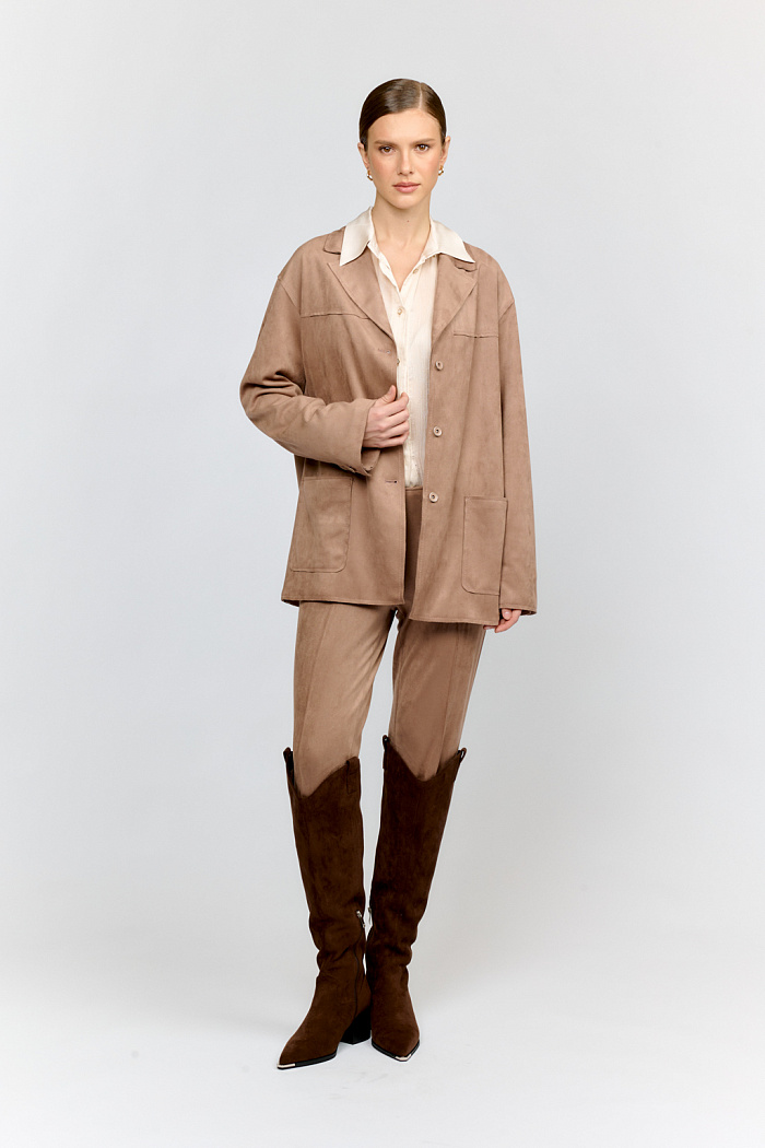 Брюки со штрипками из роскошной искусственной замши цвета мокко — смелое решение для современного гардероба. Облегающая посадка выгодно подчеркет фигуру и сделает модель незаменимой для создания стильных образов.Мягкая ткань обеспечит комфорт при носке. Идеально дополнят оверсайз-жакеты, удлинённые блузы и кожаные сапоги с высоким голенищем.