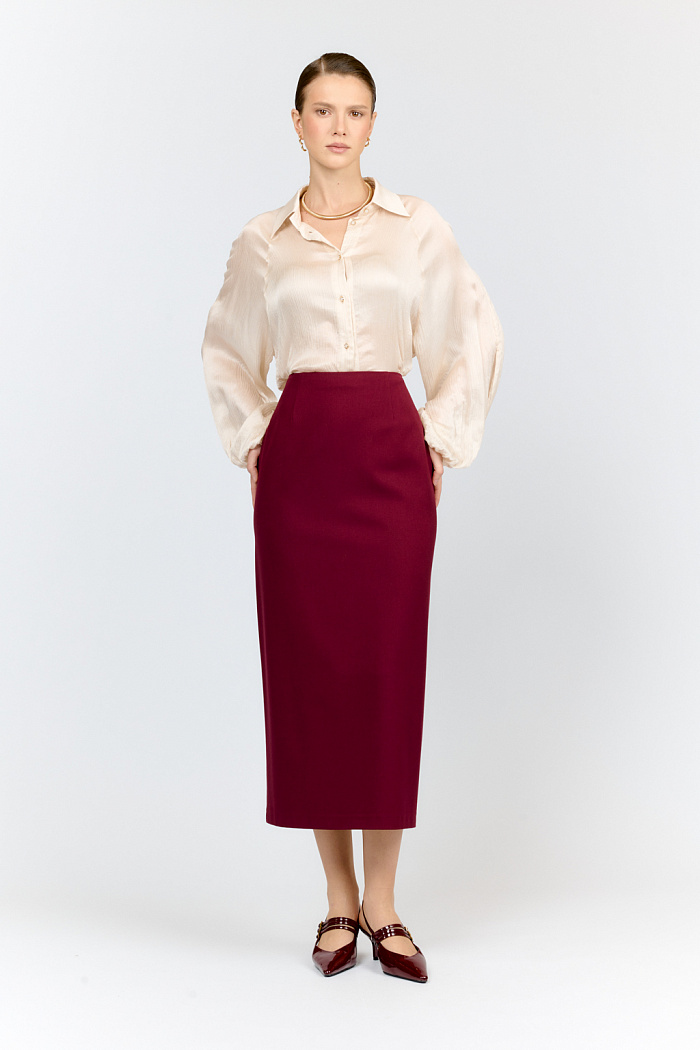 Элегантная юбка-миди из благородной темно-винной ткани. Зауженный книзу силуэт подчёркивает женственность образа.
Продуманный крой обеспечивает комфортную посадку по фигуре, а качественный материал гарантирует долговечность и приятные тактильные ощущения. Юбка прекрасно сочетается как с деловыми, так и с повседневными образами, позволяя создавать разнообразные стильные комплекты.
Вместе с жакетом эта юбка формирует безупречный костюмный ансамбль, который станет незаменимой частью вашего гардероба для любых мероприятий — от деловых встреч до светских раутов.