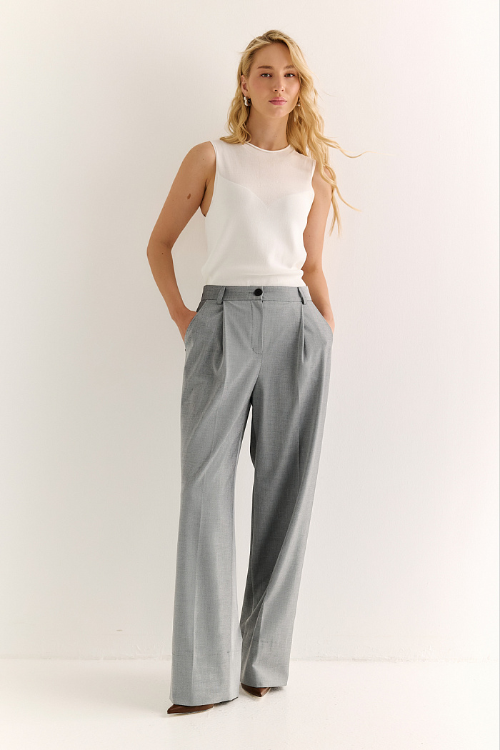 Прямые брюки с широкой подгибкой ни низу: свобода, стиль и архитектура линии

Эти брюки созданы для того, чтобы заявить о себе с первого шага. Глубокие складки спереди придают объём и подчёркивают движение ткани, высокая посадка удлиняет ноги и акцентирует талию, а накладные карманы сзади добавляют расслабленной дерзости.
Широкая подгибка по низу — модный приём, который добавляет тяжести силуэту и делает образ собранным. Брюки идеально сочетаются с укороченными жакетами, приталенными топами или мужскими рубашками навыпуск — для городского шика без усилий.

Графичные, выразительные, женственные.