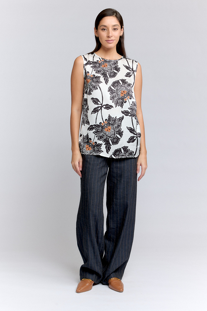 Топ свободного силуэта с круглым вырезом горловины.