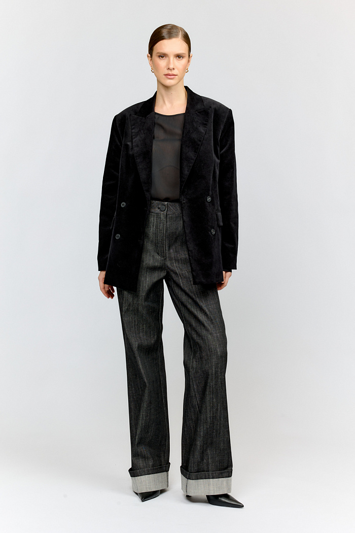 Джинсы клёш от колен из премиального итальянского хлопка и модными широкими отворотами — must have для создания стильных образов. Декоративная вышивка на накладных карманах добавляет модели особый шарм. Идеальны как для casual, так и для smart-casual. Дополните образ двубортным жакетом из мягкого вельвета.