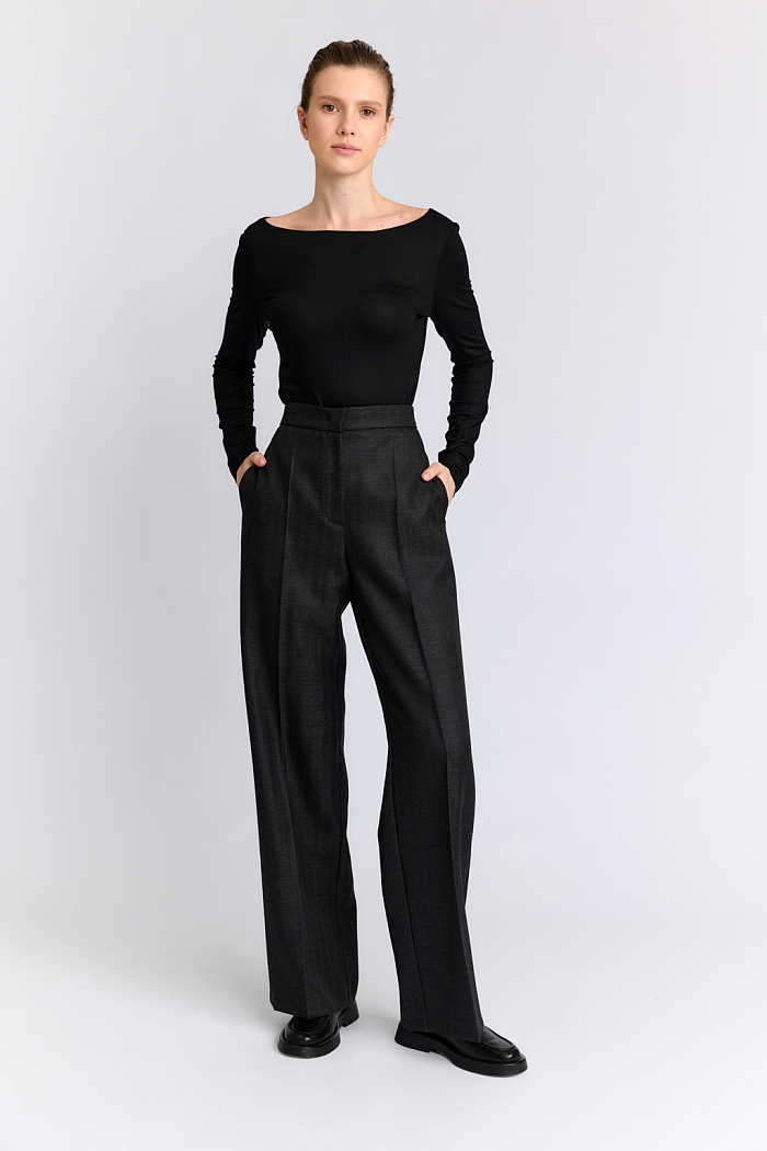 Брюки немного расклешенные от бедер.